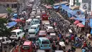 Suasana kendaraan yang terjebak kemacetan di Pasar Kebayoran Lama, Jakarta, Jumat (22/5/2020). Meski DKI Jakarta tengah memberlakukan PSBB, masih banyak masyarakt yang menyerbu Pasar Kebayoran Lama untuk berbelanja kebutuhan Lebaran. (Liputan6.con/Angga Yuniar)