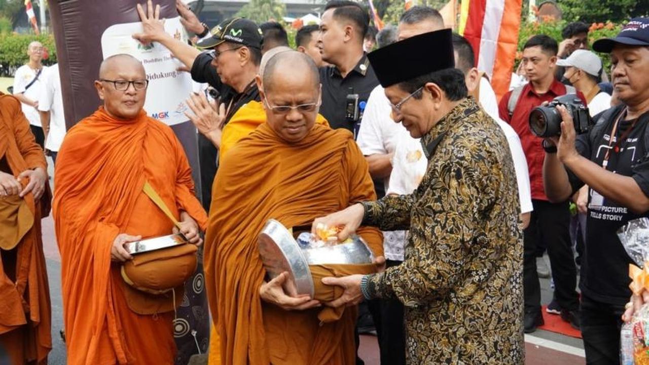 Menag: Pindapata Bukan Sekadar Tradisi, Tapi Pelajaran Hidup Berbagi dan Welas Asih