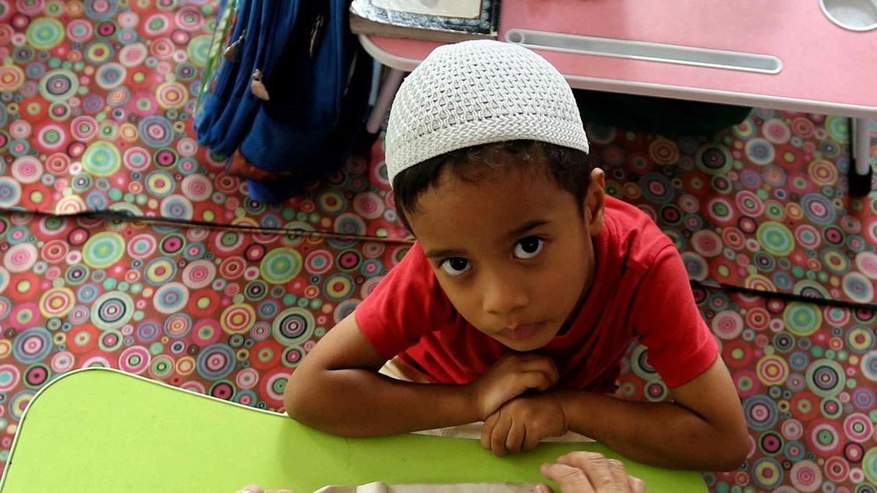 Seorang anak belajar membaca Iqro saat mengikuti pesantren kilat di Ruang Publik Terpadu Ramah Anak (RPTRA) Malinjo. Foto Liputan6.com / Angga Yuniar