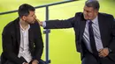 Striker Barcelona Sergio Aguero duduk di sebelah presiden Barcelona Joan Laporta saat konferensi pers di stadion Camp Nou di Barcelona, Spanyol, Rabu (15/12/2021). Sergio Aguero telah mengumumkan pengunduran dirinya dari sepak bola pada hari Rabu karena penyakit jantung. (AP Photo/Emilio Morenatti)