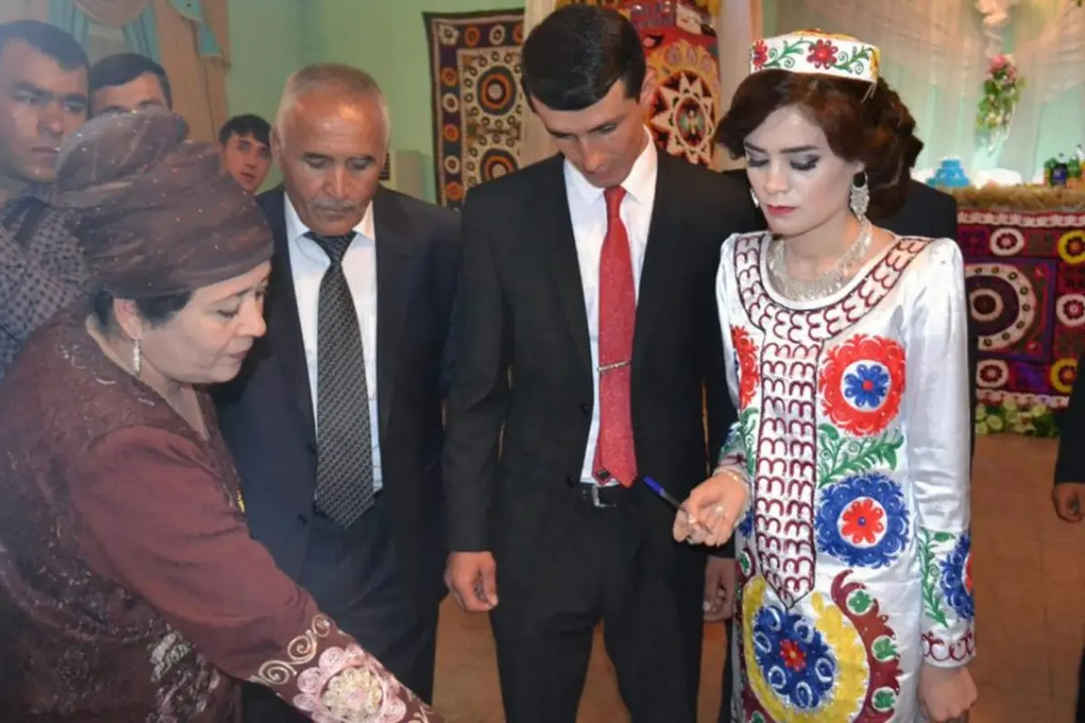 [Bintang] Miris! Ternyata Ini Cerita di Balik Foto Pengantin yang Murung