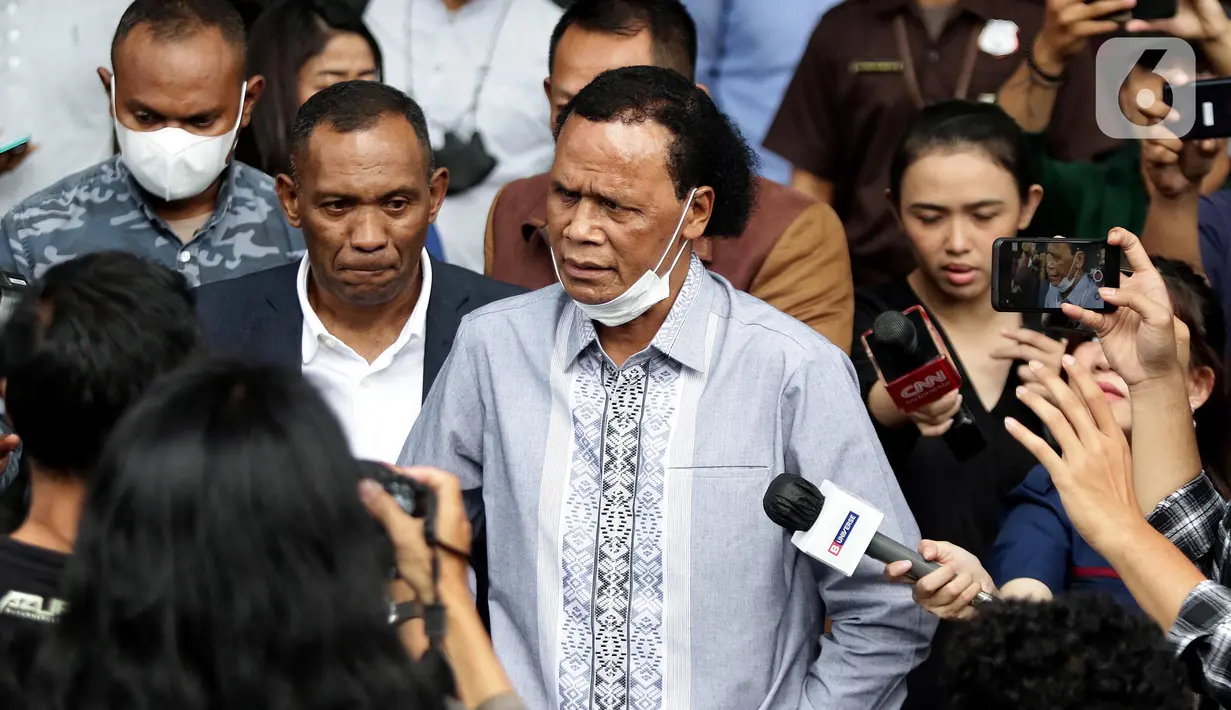 Tenaga Ahli PD Pasar Jaya, Rosario de Marshall alias Hercules (tengah) berjalan meninggalkan Gedung Merah Putih Komisi Pemberantasan Korupsi (KPK) usai menjalani pemeriksaan, Jakarta, Kamis (19/1/2023). Rosario de Marshall alias Hercules memenuhi panggilan KPK sebagai saksi di kasus suap penanganan perkara di Mahkamah Agung (MA). (Liputan6.com/Helmi Fithriansyah)