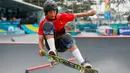 Skateboarder Indonesia, Jason Dennis Lijnzaat melakukan gerakan trik pada final taman putra Asian Games 2018 di arena roller sport Jakabaring, Palembang, Rabu (29/8). Jason meraih medali perak dengan mengumpulkan 68,33 poin. (AP/Vincent Thian)