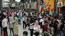 Suasana saat para pengunjung mengamati gerhana matahari cincin di Planetarium Taman Ismail Marzuki, Jakarta, Kamis (26/12/2019). Planetarium menyediakan sekitar 10 teleskop dan kacamata khusus agar pengunjung bisa menyaksikan gerhana matahari cincin dengan aman. (Liputan6.com/Faizal Fanani)