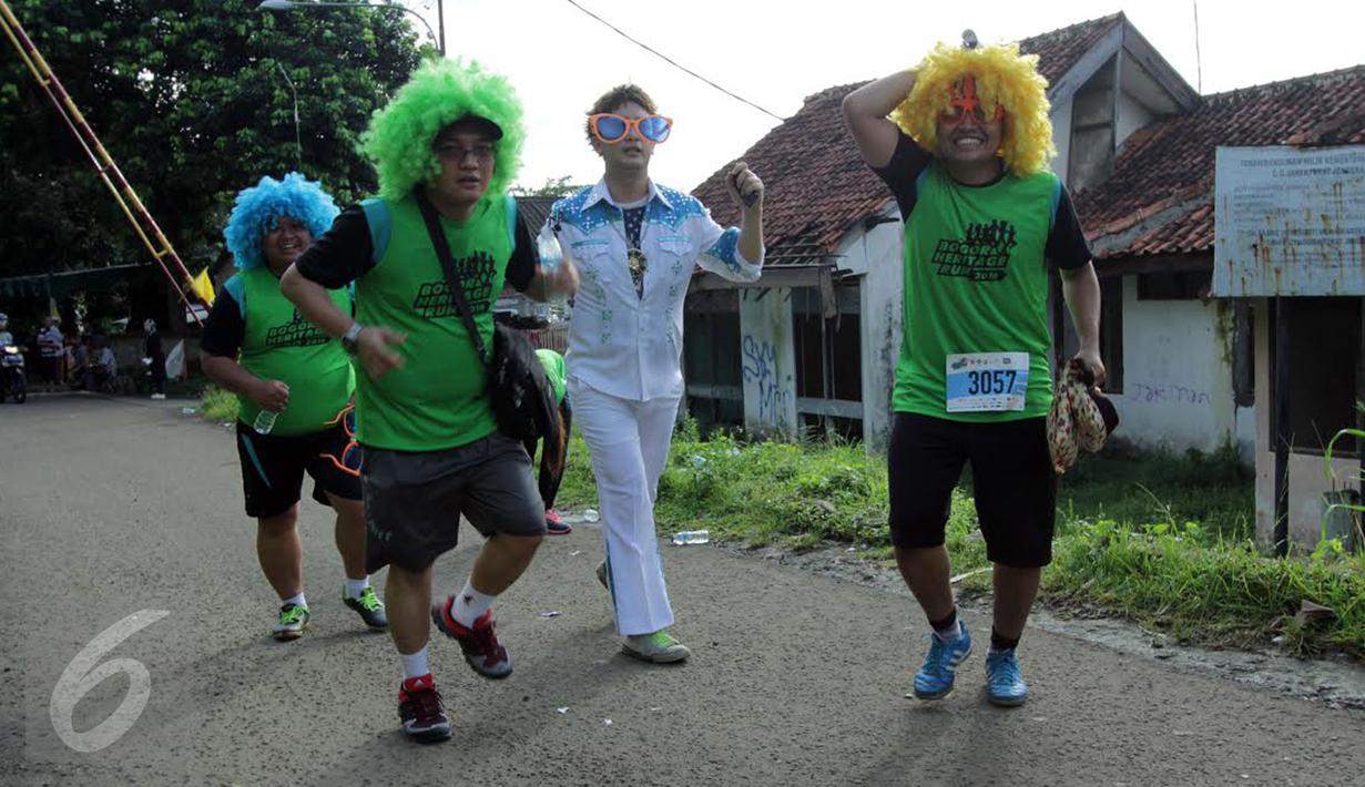 Sejumlah peserta mengenakan kostum dan wig ketika mengikuti kompetisi lari massal Bogor Heritage Run 2016, Minggu (25/9). Bertema Lari dan Berdonasi, peserta diajak ikut peduli pada pelestarian situs-situs bersejarah di Bogor. (Liputan6.com/Helmi Afandi)