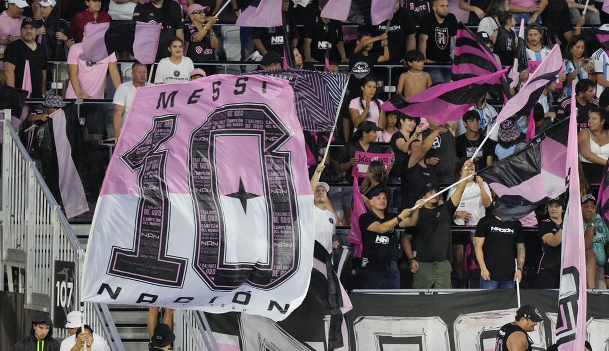 Mantan pemain Barcelona itu diperkenalkan kepada lebih dari 20.000 fans Inter Miami di DRV PNK Stadium. (AP Photo/Marta Lavandier)