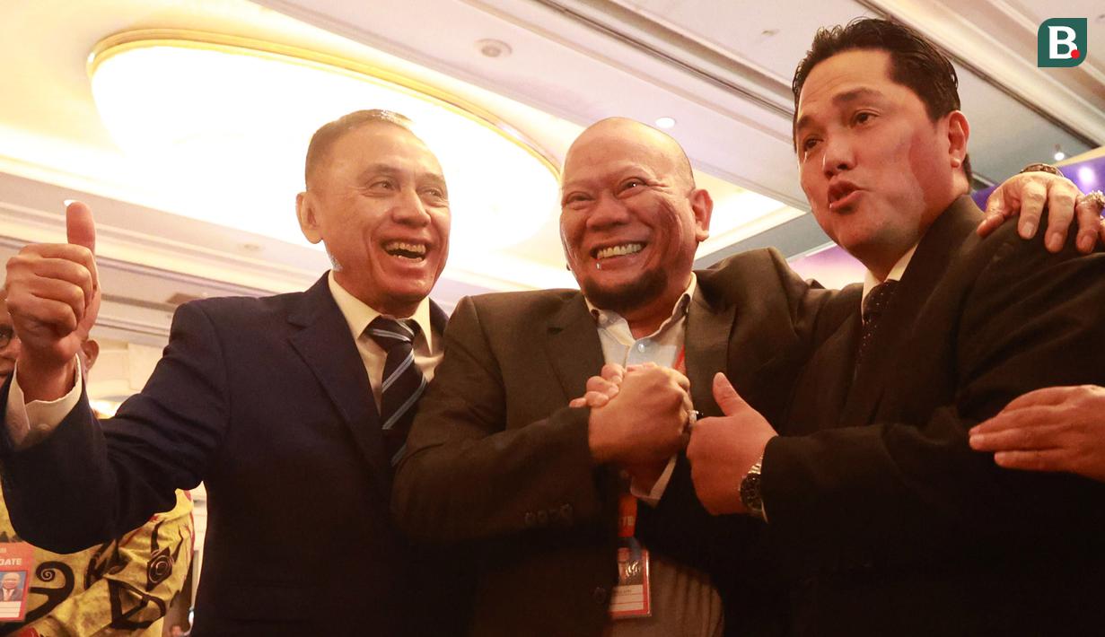 Ketua PSSI, Mochamad Iriawan, menyaksikan dua calon ketua PSSI, Erick Thohir dan La Nyalla Mahmud Mattalitti, saat berjabat tangan saat Kongres Luar Biasa (KLB) PSSI di Hotel Shangri-La, Jakarta Pusat pada Kamis (15/2/2023). KLB PSSI tersebut untuk memilih satu Ketua, dua Wakil Ketua, dan 12 anggota Komite Eksekutif (Exco) untuk periode 2023-2027. (Bola.com/M Iqbal Ichsan)
