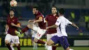Duel panas terjadi di leg kedua 16 besar Liga Europa antara AS Roma dengan Fiorentina di Stadio Olimpico, Roma, Italy (19/3/2015). AS Roma Kalah 0-3 atas Fiorentina. (Reuters/Max Rossi)