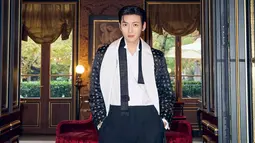 Potret Ji Chang Wook Hadiri Tom Ford Show di Paris Fashion Week