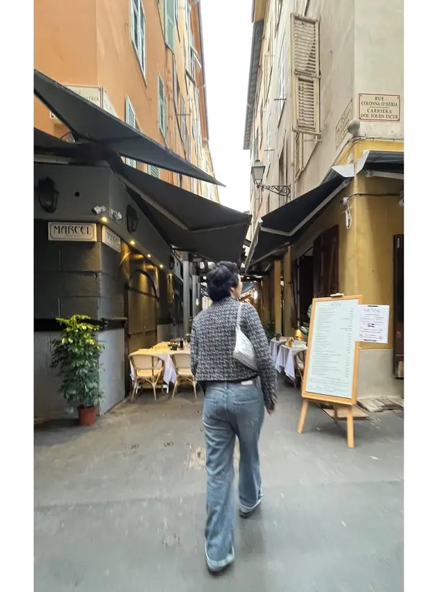 Gaya Rebel Stylish Kim Go Eun Jadi Human Chanel Keliling Italia, Tak Ragu Pamer Wajah Polos Tanpa Makeup