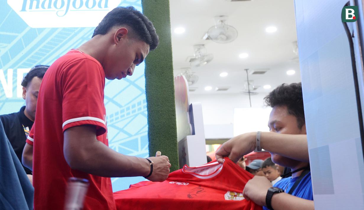 Pemain Timnas Indonesia, Marselino Ferdinan, memberikan tanda tangan saat acara Meet and Greet PSSI di Rumah Indofood Jakarta Fair 2024, Kemayoran, Jakarta, Kamis (4/7/2024). (Bola.com/M Iqbal Ichsan)