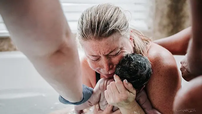 [Bintang] 10 Foto Melahirkan Terbaik yang Bikin Kamu Merinding Lihatnya