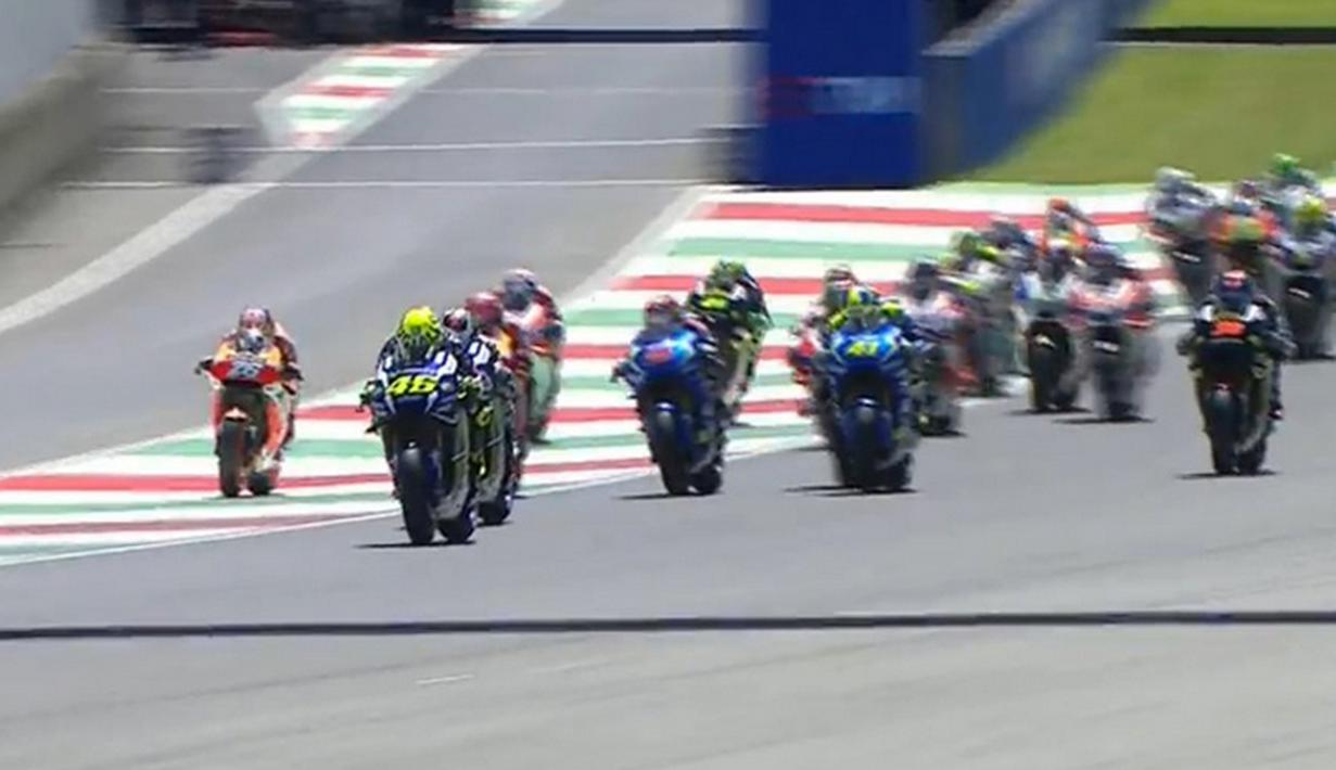 Pebalap Movistar Yamaha, Valentino Rossi, memimpin lomba sejak start balapan MotoGP Italia di Sirkuit Mugello, Minggu (22/5/2016). (Bola.com/Twitter/Crashnet)