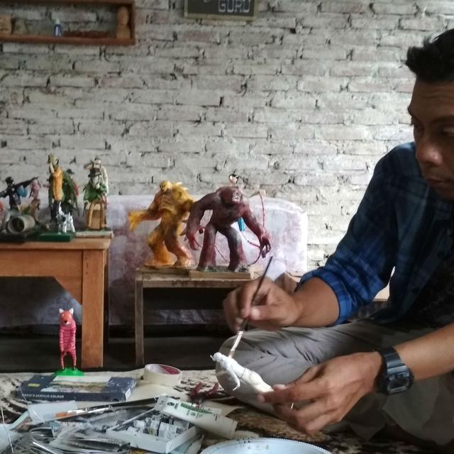 Kreatif Warga Cirebon Manfaatkan Koran Bekas Jadi Patung