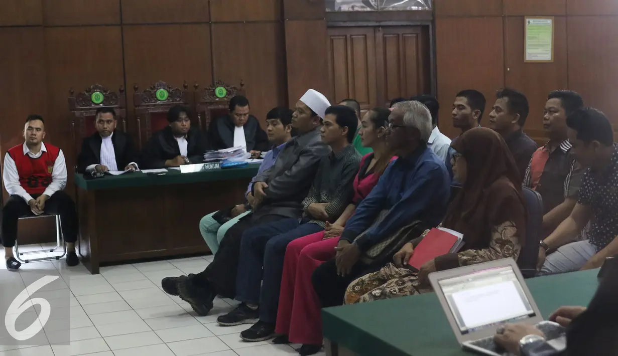 Para saksi dari pihak Saipul Jamil saat menjalani sidang kasus pelecehan seksual yang dilakukan Penyanyi dangdut, Saipul Jamil kepada DS di Pengadilan Negeri Jakarta Utara, Senin (23/5). (Liputan6.com/Herman Zakharia)