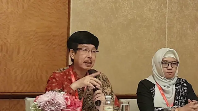 Dokter Paulus dan dokter Nurwestu berbicara tentang gejala serta komplikasi yang bisa muncul dari herpes zoster.