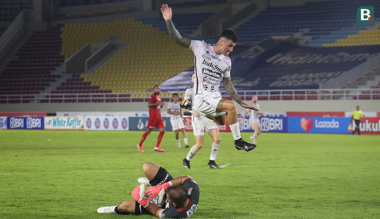 Dalam keadaan unggul, Bali United masih terus melancarkan serangan ke pertahanan Macan Kemayoran. Beberapa kali Stefano Lilipaly mempunyai kesempatan emas namun masih bisa diamankan kiper Persija Jakarta Andritany Ardhiyasa. (Bola.com/Bagaskara Lazuardi)