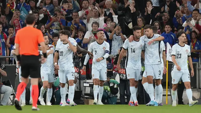 Foto: Sujud Syukur Cristiano Ronaldo setelah Cetak Rekor Fantastis 900 Gol dalam Kariernya di Kualifikasi Piala Dunia 2026