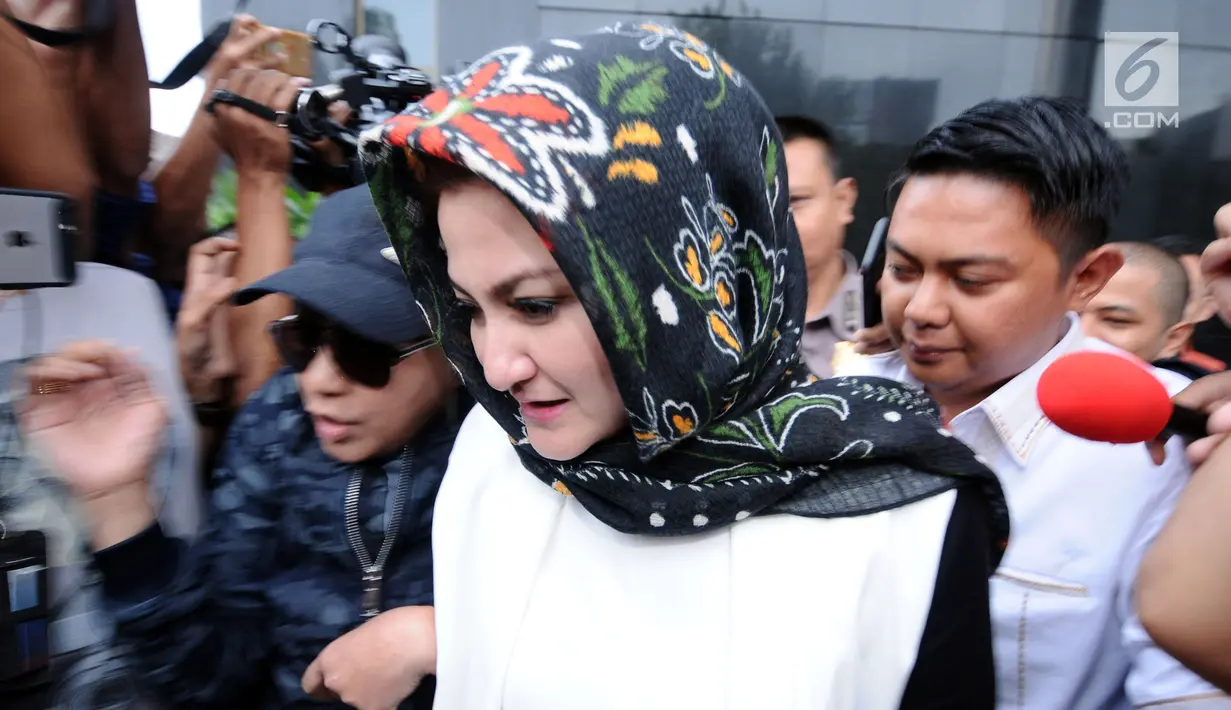Istri Setya Novanto, Deisti Astriani Tagor (tengah) meninggalkan Gedung KPK, Jakarta, Senin (22/1). Deisti diperiksa terkait kasus dugaan merintangi penyidikan perkara e-KTP dengan tersangka Fredrich Yunadi. (Liputan6.com/Helmi Fithriansyah)