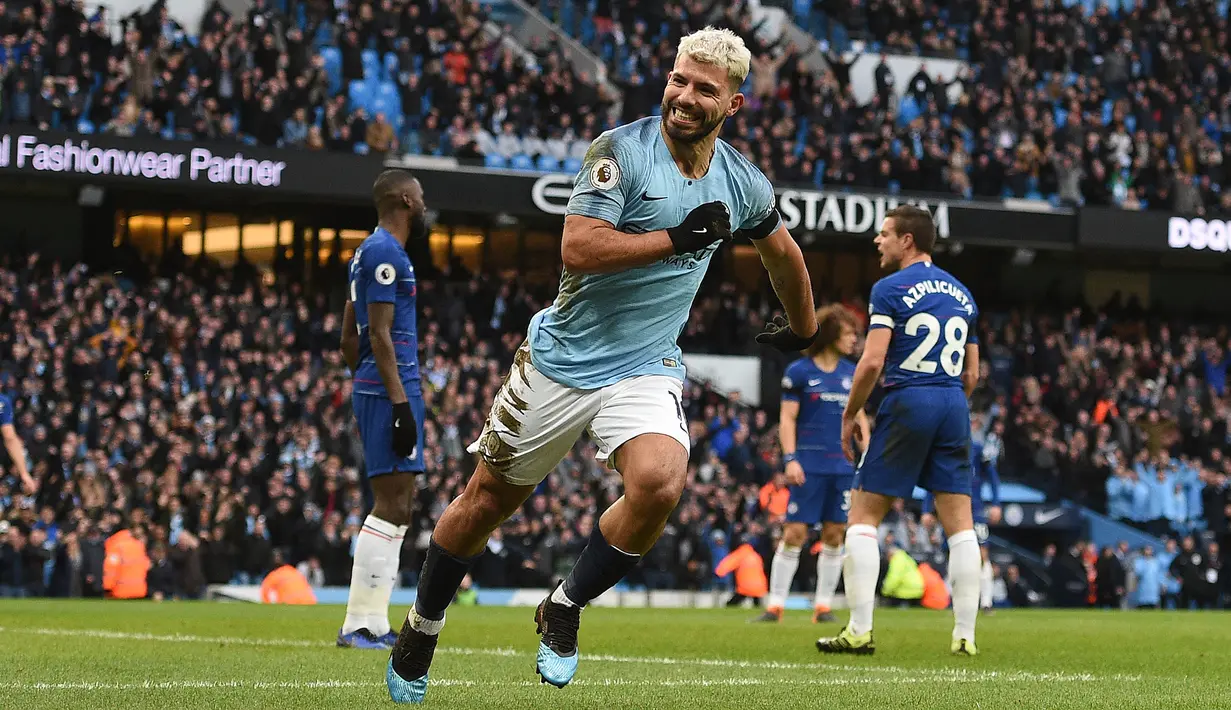 Sergio Aguero. Striker Argentina yang pensiun dini pada Desember 2021 bersama Barcelona ini tercatat pernah mencetak 3 kali hattrick bersama Manchester City di Liga Inggris dalam dua musim berurutan 2017/2018 dan 2018/2019. Selama total 10 musim sejak 2011/2012 hingga 2020/2021 ia mampu mengoleksi 12 kali hattrick bersama The Citizens dan menjadi rekor terbanyak hingga kini. (AFP/Oli Scarff)