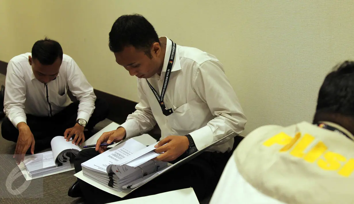 Penyidik Tindak Pidana Korupsi Bareskrim Polri ketika memeriksa berkas di kantor SKK Migas, Jakarta, Senin (22/6). Penyidik menyita sejumlah dokumen dari lelang penawaran langsung wilayah kerja minyak dan gas bumi East Bontang. (Liputan6.com/Helmi Afandi)