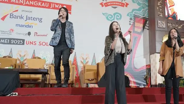Festival Kebangsaan di Universitas Sebelas Maret Solo juga dimeriahkan banyak musisi.