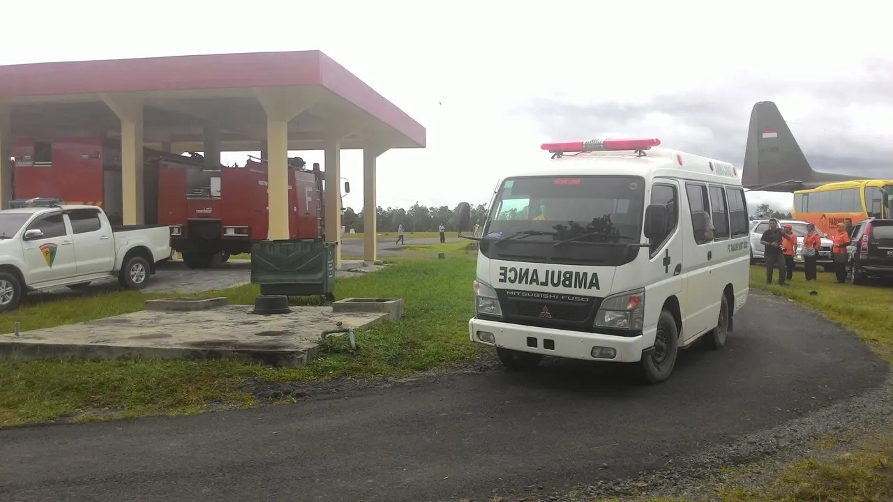 Ambulans yang membawa jenazah penumpang Airasia