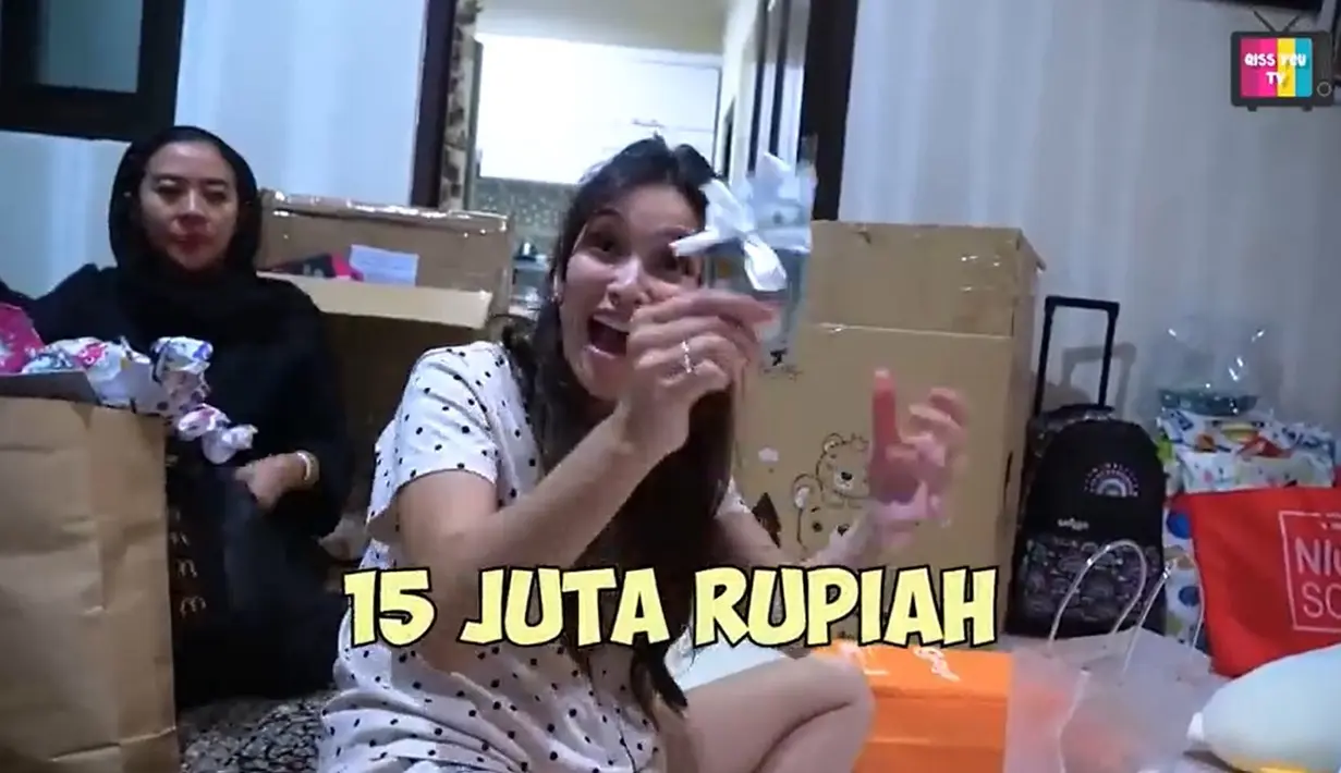 Ayu Ting Ting lantas menghitung dollar pecahan 100 tersebut. "15 juta rupiah," kata Ayu bahagia sambil menunjukkan uang dollar yang baru saja dihitung. [Youtube/Qiss You TV]