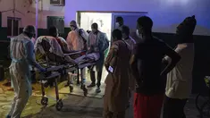 Mobile Emergency Care Service (SAMU) memindahkan Binta Ba, yang hamil delapan bulan dan terinfeksi COVID-19, ke rumah sakit di Dakar, Senegal, pada 5 Agustus 2021. (AP Photo/Leo Correa)