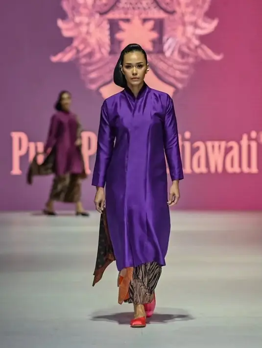 Adinia Wirasti sempat melenggang di atas panggung JFW 2024 untuk show Putri Pare Setiawati. Ia mengenakan kebaya bersiluet kutubaru yang klasik berwarna ungu dipadukan kain batik bernuansa lembayung membuat penampilannya ayu bak perempuan era kerajaan. [Foto: Instagram/putriparesetiawati]