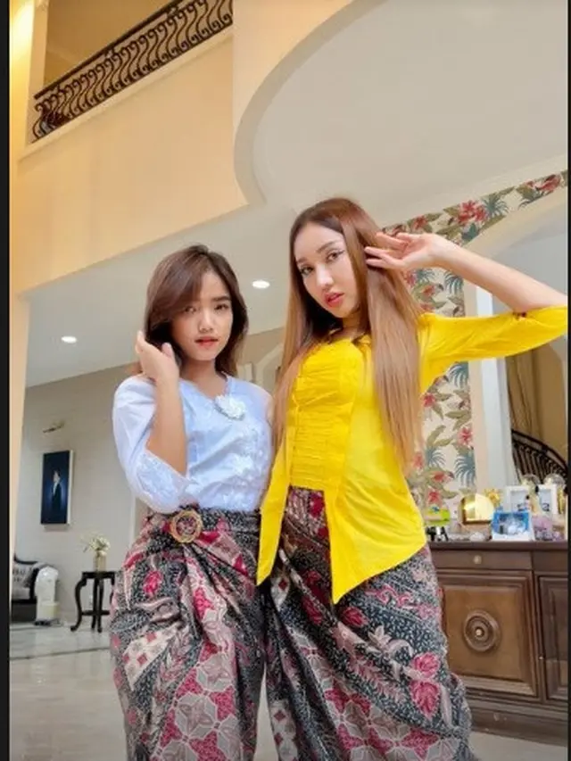 Fuji dan Lucinta Luna tampil feminin memakai kebaya (Foto: Instagram @fuji_an)