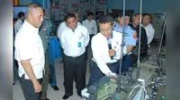 Menhan Ryamizard Ryacudu (kiri) tengah mengamati demo dan proses produksi LenVDR10-MP di PT Len Industri Desember 2015 lalu. (Sumber: Istimewa)