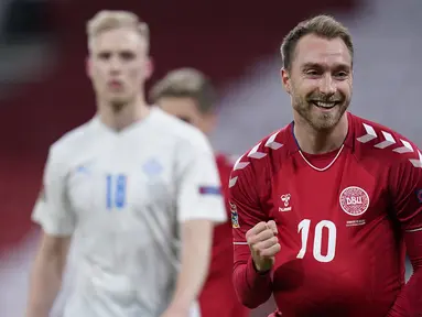 Gelandang Denmark, Christian Eriksen, merayakan gol pertama Denmark yang dibuatnya dalam laga UEFA Nations League Grup A2 melawan Islandia di Parken Stadium, Copenhagen, Denmark, Senin (16/11/2020) dini hari WIB. Denmark unggul 2-1 atas Islandia. (AFP/Liselotte Sabroe/Ritzau Scanpix).