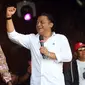 Penyanyi campursari Didi Kempot ketika berduet dengan penyanyi asal Papua saat konser di Balai Kota Solo beberapa waktu silam.(Liputan6.com/Fajar Abrori)