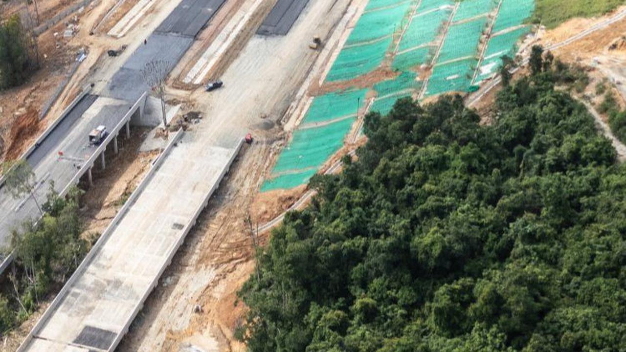 Berdasarkan laporan kantor berita Antara, pengerjaan jalan tol hingga Juli 2024 tercatat mencapai lebih dari 80 persen.&nbsp;Foto: STR/AFP