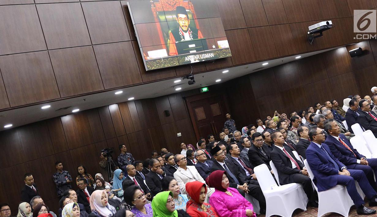 Sejumlah tamu undangan saat menghadiri acara pengucapan sumpah jabatan Ketua dan Wakil Ketua MK di gedung MK, Jakarta, Senin (2/4). Anwar dan Aswanto resmi jadi Ketua dan Wakil Ketua MK periode 2018-2020. (Liputan6.com/Immanuel Antonius)