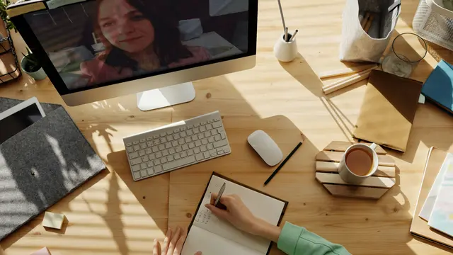 Hobi Menulis? Ini Top 7 Pekerjaan yang Punya Prospek Besar di Era Digital
