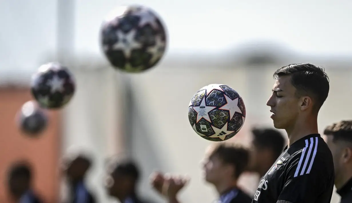 <p>Pemain Benfica Petar Musa menghadiri sesi latihan jelang menghadapi Inter Milan pada pertandingan sepak bola perempat final Liga Champions di kamp pelatihan Benfica Campus, Seixal, pinggiran Lisbon, Portugal, Senin (10/4/2023). (PATRICIA DE MELO MOREIRA/AFP)</p>
