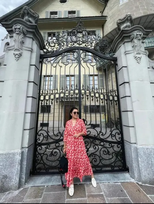 Selain dress pink, Mayangsari sempat OOTD menggunakan dress merah.