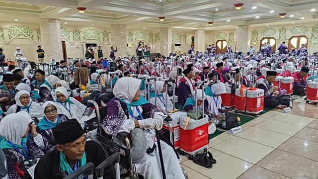 Para jemaah calon haji asal Kabupaten Tangerang, Banten memberi tanda tas dan koper mereka dengan sapu tangan atau pun kain dari rumah.