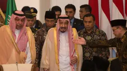 Raja Salman bin Abdulaziz al-Saud saat akan berdialog dengan sejumlah tokoh Islam di Istana Merdeka bersama dengan Presiden Jokowi, Jakarta, Kamis (2/3).(Liputan6.com/Pool/Rosa Pangabean)