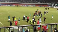 Sejumlah suporter PSS Sleman turun ke lapangan selepas laga kontra Persija Jakarta dalam lanjutan BRI Liga 1 2023/2024, Jumat (4/8/2023) malam WIB. (Bola.com/Ana Dewi)