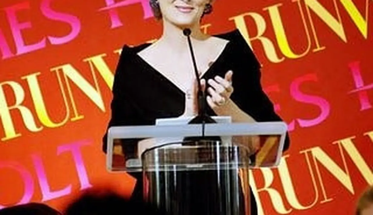 Memerankan sosok Miranda Priestly sebagai boss yang ditakuti, Meryl Steep tampil modis dan perfeksionis. Tidak hanya sekadar menggunakan item fashion yan brander, Miranda Priestly memiki rambut pendek ikonik dengan poni curly. (instagram/thedevilwearsprada06)