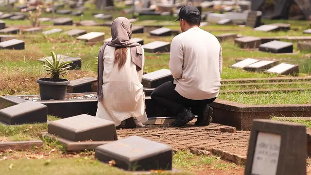 Potret Thariq Halilintar dan Aaliyah Massaid mengunjungi makam Adjie Massaid (Sumber: Instagram/@thariqhalilintar)