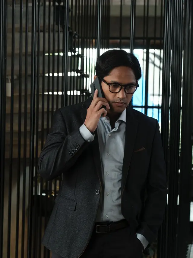 Ibnu Jamil sebagai Adrian dalam film Saat Aku Bersuara. (Foto: Dok. Arjuna Mega Films/ Lex Pictures/ Rain Creation)