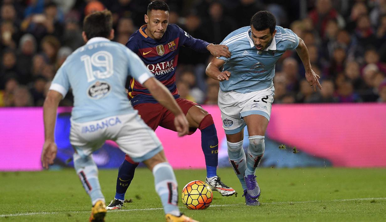 Pemain Barcelona,  Neymar (tengah) berusaha melewati hadangan para pemain Celta Vigo pada lanjutan La Liga Spanyol di Stadion Camp Nou, Barceloa, Senin (15/2/2016) dini hari WIB. Barcelona menang 6-1. (AFP/Lluis Gene)