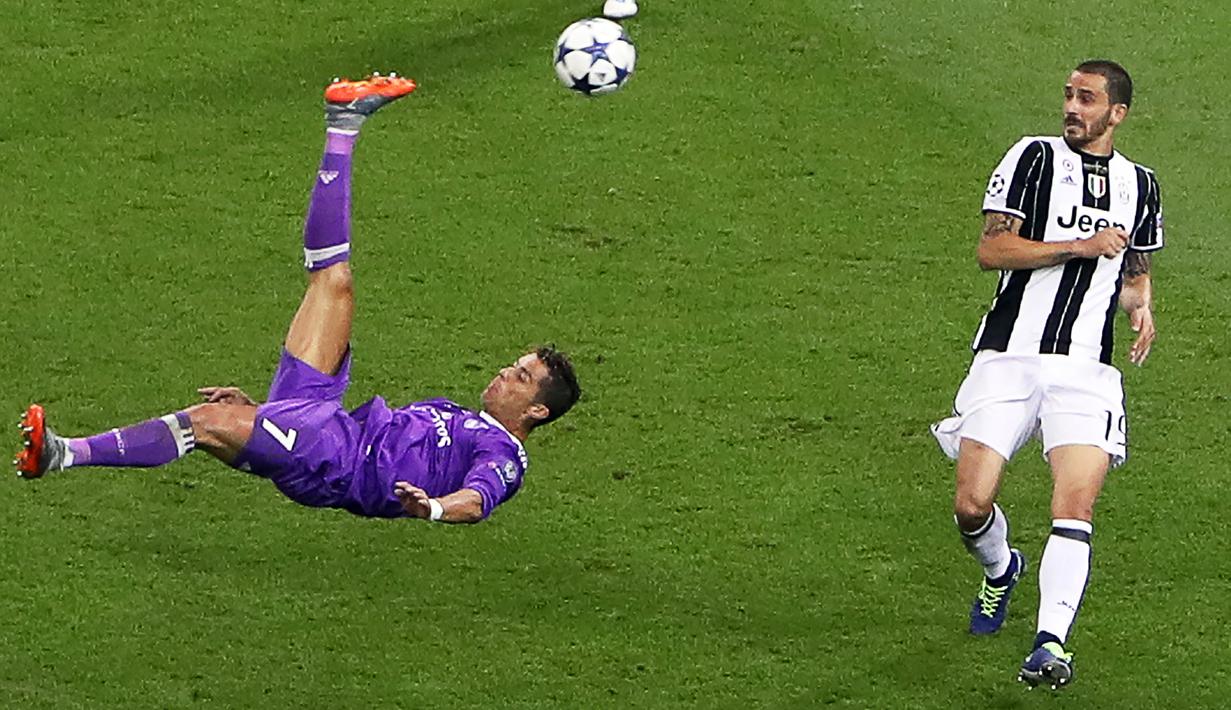 Striker Real Madrid, Cristiano Ronaldo, melakukan tendangan salto saat pertandingan melawan Juventus pada laga final Liga Champions di Stadion Millennium, Cardiff, Wales, Sabtu, (3/6/2017). Real Madrid menang 4-1. (EPA/Geoff Caddick)