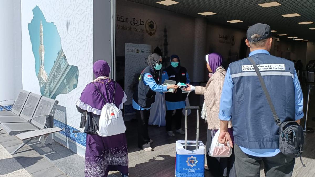 Cuaca Panas Ekstrem di Tanah Suci, KKHI Bagikan Masker dan Oralit untuk Cegah Jamaah Haji Dehidrasi