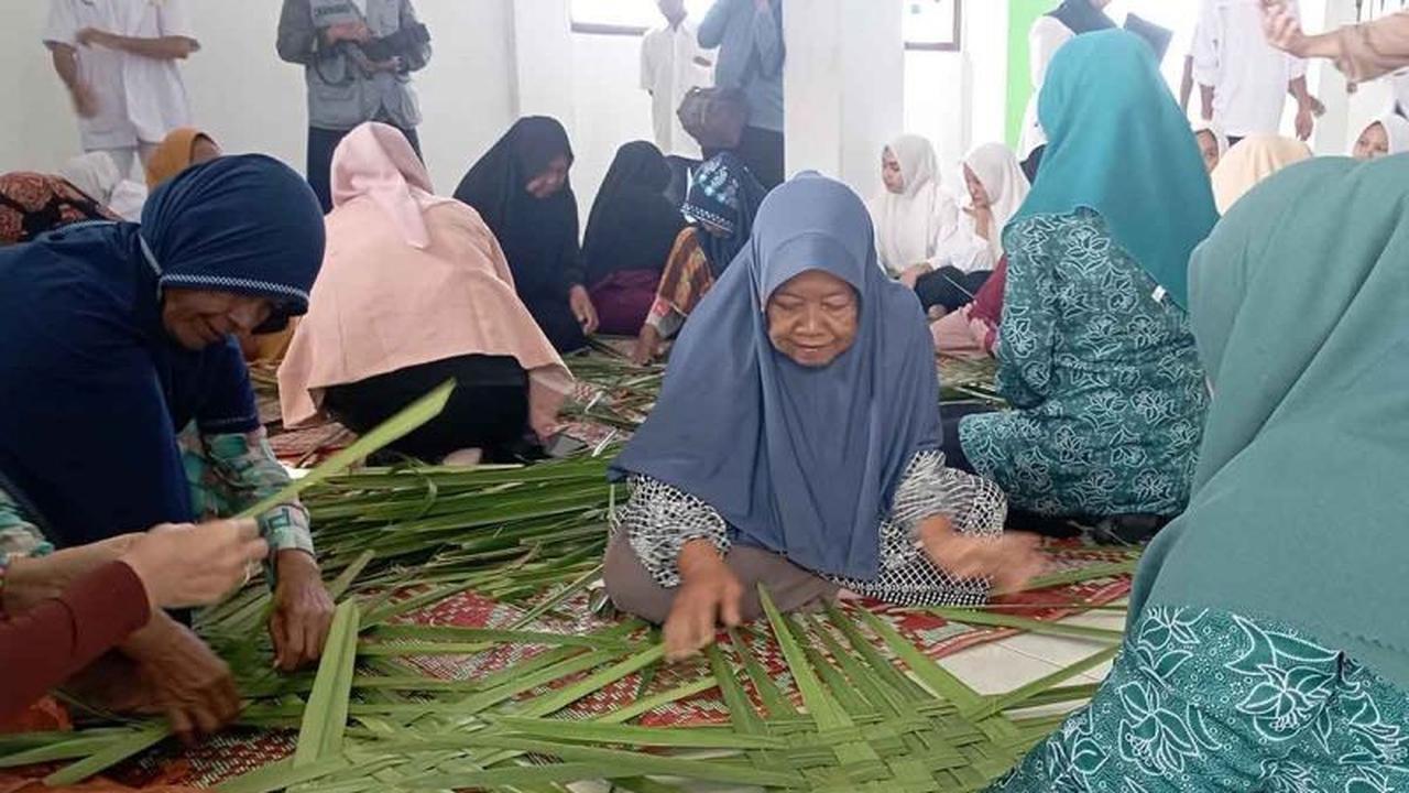 Sekolah Lansia Aceh Besar Ajarkan Anyaman Daun Kelapa, Bekal Kemandirian dan Kebahagiaan Peserta