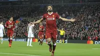 Pemain Liverpool, Mohamed Salah merayakan golnya ke gawang Maribor pada laga Liga Champions grup E di Stadion Anfield, Liverpool, (1/11/2017). Liverpool menang 3-0. (AP/Rui Vieira)